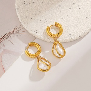 ต่างหูสแตนเลสทรงหยดน้ำประดับมุกเทียม ดีไซน์เรขาคณิต ชุบทอง 18k สำหรับผู้หญิง สวมใส่ได้ทุกวัน - Product Image 3