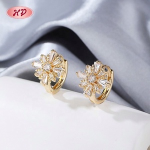 คอลเลกชันต่างหูทรงบาแกตต์ลายซันเบิร์สต์ ขายส่ง ทำจากทองเหลืองชุบทอง 18K  เครื่องประดับ คอลเลคชั่นต่างหูทรงพระอาทิตย์ - Product Image 6