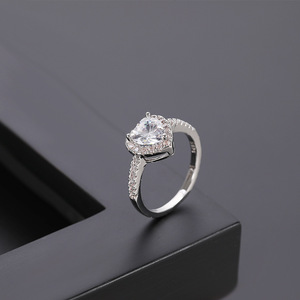 Bague en alliage plaqué platine pour anniversaire de femmes de conception unique de mode transfrontalière européenne et américaine - Product Image 2