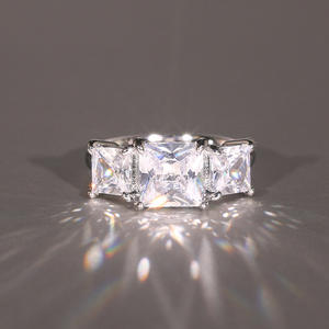 Anello con Diamante Taglio Principessa T0748, Pietra Naturale, Stile Classico, Gioiello di Fidanzamento per Donne - Product Image 5