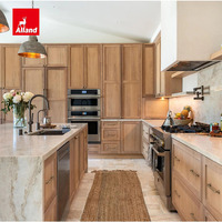 Meubles de cuisine Alland de luxe sur mesure en chêne rouge, style Shaker, avec îlot cascade en quartzite Swan Taj Mahal et éclairage LED