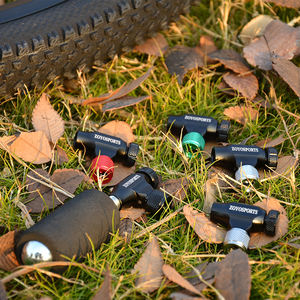 Inflador de CO2 de aire negro, bomba de neumáticos de bicicleta compatible con válvula <span class=keywords><strong>Presta</strong></span> y Schrader para bicicletas de montaña y carretera con funda aislada - Product Image 1
