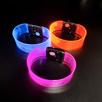 Bracelet lumineux magnétique LED personnalisé en gros d'usine, bracelet en gel de silice lumineux, accessoires de soutien pour les événements