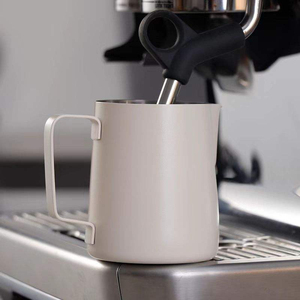 <span class=keywords><strong>Pichet</strong></span> à lait en acier inoxydable personnalisé de 600 ml pour café, lait et expresso, en métal moderne, pour mousse de lait et <span class=keywords><strong>latte</strong></span> <span class=keywords><strong>art</strong></span>, idéal pour barista - Vente en gros et en stock - Product Image 4