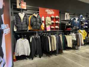 Magasin de vélo personnalisé chaussures baskets vêtements et sac magasin aménagement intérieur présentoir - Product Image 2