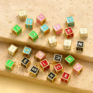 Cuentas de cubo de alfabeto coloridas | Encantos iniciales de acero inoxidable chapados en oro PVD de 18 quilates para <span class=keywords><strong>la</strong></span> fabricación de joyas DIY | Impermeable y duradero - Product Image 3