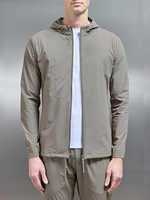 Veste coupe-vent technique légère TN Europe Fit, extensible dans 4 directions, 87 % nylon, 13 % élasthanne, coupe ajustée pour homme, avec capuche réglable
