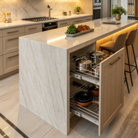 Armoire de cuisine Shaker en bois clair CBMmart avec bande LED, îlot cascade en marbre, cuisine personnalisée pour l'intérieur de villa