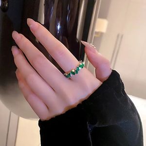 Vente en gros de bagues en laiton plaqué or 18 carats, tendance, zircon, cristal vert diamant, bagues de mode pour les filles et les femmes - Product Image 2
