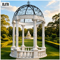 Pavillon en marbre sculpté à la main de style européen BSA, colonnes romaines torsadées cannelées, dôme en fer forgé, pour jardin de villa et aménagement paysager
