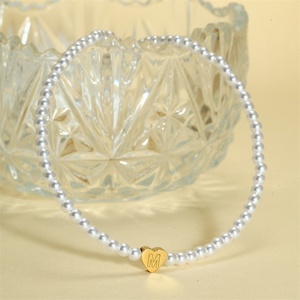 Collar de Alta Calidad con Colgante de Corazón y Letra, Cadena de Perlas de Acero Inoxidable Chapado en Oro de 18k - Product Image 4