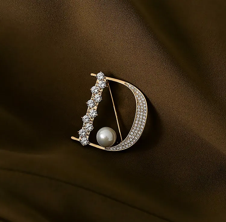Crystal Rhinestone Letra D Designer Broche Pearl Diamond Scarf Buckle Mulheres Moda Jóias Suit Acessórios