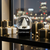 Globe à Neige Personnalisé en Résine de Luxe avec Sacs Cadeaux Arbre de Noël Blanc pour Cadeaux d'Entreprise, Promotions de Marque, Articles de Collection