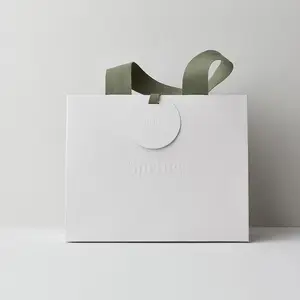 Grosir tas belanja dapat digunakan kembali ramah lingkungan kemasan kertas dapat disesuaikan untuk hadiah pakaian perhiasan dengan gagang Logo Anda