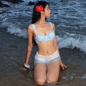 Ensemble bikini style plage Asie du Sud-Est, comprenant un haut caraco à bonnets froncés à carreaux et un short ultra court color block coupe ajustée style 'Hot Girl' - Product Image 3