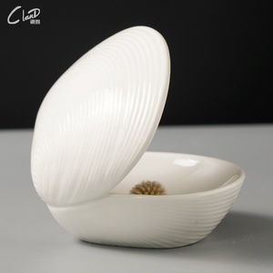 Assiette à dessert en porcelaine de style américain, blanche, de forme irrégulière, écologique. - Product Image 4