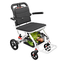 Fauteuil roulant pliable approuvé par les compagnies aériennes, pneus pleins de 8 pouces, siège en maille respirante, cadre en acier au carbone avec poignée de traction et panier de rangement