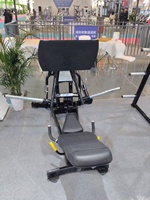 L'exercice de pression des jambes gratuit de Xinrui cible les quadriceps et les fessiers maximaux.