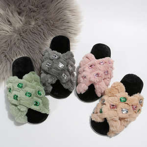 Manteau d'hiver européen pour femmes, pantoufles plates en fourrure, nouvelle mode, pantoufles d'intérieur pour l'automne et l'hiver, accessoires de mode pour femmes - Product Image 1