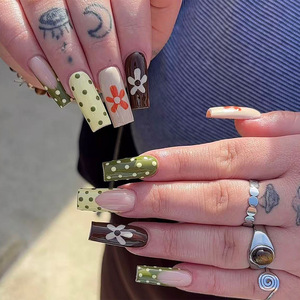 <span class=keywords><strong>Uñas</strong></span> Postizas Largas Estilo Ataúd con Diseño Floral Retro, Puntos Verdes y <span class=keywords><strong>Margaritas</strong></span> Pintadas a Mano, <span class=keywords><strong>Uñas</strong></span> Falsas Reutilizables en Tonos Neutros Vintage - Product Image 1