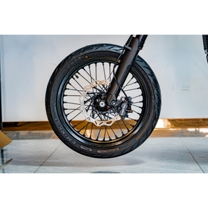 Ensemble de roues Supermoto en gros en stock pour Talaria Komodo Ebike, <span class=keywords><strong>pneu</strong></span> de route CST 17 pouces, accessoires de roue complète - Product Image 3