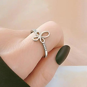 Anello Mobius da donna, gioiello minimalista geometrico, accessorio moderno di nicchia, regalo. - Product Image 3