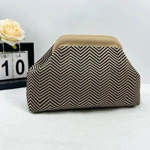 Vente en gros de sacs à main fourre-tout de plage en paille de rotin en forme de coquille en tricot bohème en polyester pour femmes - Product Image 6