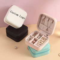 Boîte à bijoux Portable pour femmes Logo personnalisé Mini étui de voyage en cuir pour bagues ornements velours PU cuir stockage métal matériel