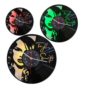 Reloj de Pared Personalizado con Impresión de Disco de Vinilo, Aguja de Cuarzo Hueca, Diseño Creativo para Niñas, Decoración Retro para Sala de Estar y Hogar - Product Image 1
