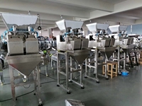 Machine d'emballage de riz haute productivité 1kg-5kg, ensacheuse de céréales, de haricots et de noix avec peseuse linéaire