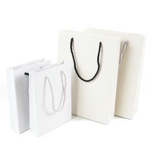 Sacs cadeaux en papier kraft blanc de luxe Crown Win avec votre propre logo, emballage, sacs en carton holographiques, sacs en papier - Product Image 3