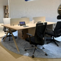Conjunto de Estaciones de Trabajo Modernas para 4 Personas con Divisores de Privacidad, Tomas de Corriente Integradas y Sillas de Malla para un Espacio Completo para el Personal