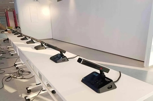 Sistema de micrófono inalámbrico profesional digital inteligente F5000 para conferencias con distancia de transmisión de 100 m - Product Image 6