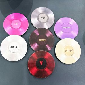 Posavasos Redondo de Cerámica de Alta Calidad con Diseño del Nuevo Álbum ARIRANG de Ídolos de KPOP, JK, J-HOPE, SUGA, V, JIN, JIMIN, RM, Artículos para Fans - Product Image 2