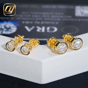 Boucles d'oreilles clous en moissanite, plaqué or 18 carats, taille brillant ronde, sertissage clos, classiques, unisexe, pour usage quotidien - Product Image 2