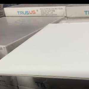 Plaque de plafond en plâtre laminé 2x2 pieds 9mm <span class=keywords><strong>TE</strong></span> Edge <span class=keywords><strong>PVC</strong></span> Guam ASTM CE avec feuille d'aluminium N° 991 - Product Image 1