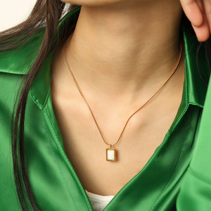 Collier en acier inoxydable avec pendentif carré en coquille blanche, design géométrique minimaliste européen et américain, bijou cadeau - Product Image 4