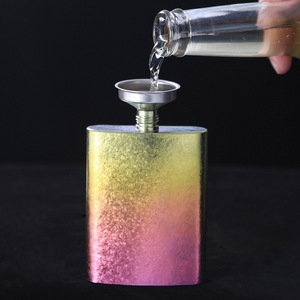 Gourde à whisky en titane pur, corps plat épaissi, légère et portable, design coloré pour le camping et la randonnée en extérieur - Product Image 1