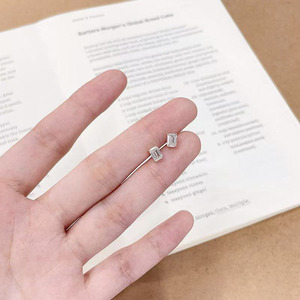 Boucles d'oreilles minimalistes solitaires à 4 griffes en or jaune 18 carats avec diamant de laboratoire taille émeraude, boucles d'oreilles fines, manchette d'oreille, boucles d'oreilles en diamant - Product Image 5