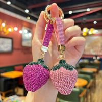 Porte-clés fraise en strass imitation fruit mignon avec chaîne griffe, élégant breloque de sac, petit cadeau pour clé de voiture et sac à main, vente en gros