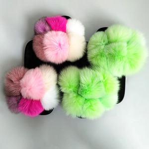 Sandales en fourrure véritable pelucheuse de couleur personnalisée avec pompon et pompon en <span class=keywords><strong>renard</strong></span> Sandales en fourrure de raton laveur pour maman et enfants Toboggans en fourrure pour tout-petits bébés et enfants - Product Image 4