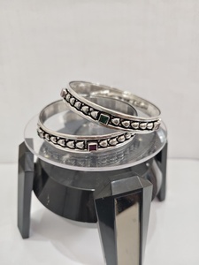 Bracelets en argent élégants pour femmes avec des accents scintillants délicats Belle esthétique contemporaine Inde SUMAN - Product Image 5