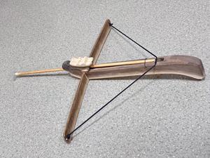 Деревянная игрушка-арбалет с резьбой по дереву, 40x34 см - Product Image 3