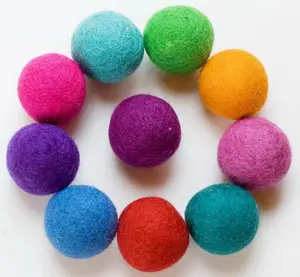 יד-felted חג המולד 25MM pompom100 % נפאל צמר הרגיש כדורי עבור DIY הרגיש כדור זר מלאכות ותינוק נייד קישוט