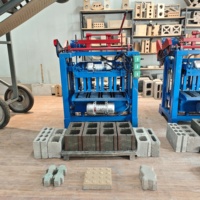 Machine à blocs de béton 4-35 avec moules durables, semi-automatique, à vibration, pour la fabrication de plusieurs types de briques, y compris les creuses et les pavés
