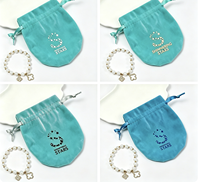 Sac à cordon en velours personnalisé avec logo, ruban assorti et impression multicolore pour bracelets, colliers et boucles d'oreilles – Vente en gros