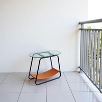 Table d'appoint ovale moderne nordique à 2 niveaux en verre avec cadre noir et poche de rangement orange pour salon, chambre et bureau
