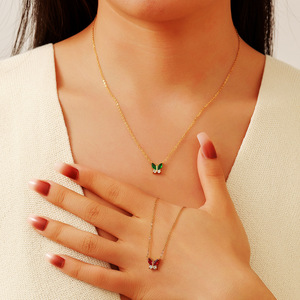 Collar con colgante de mariposa chapado en oro con piedras de circonita rojas y verdes, regalo de joyería de moda - Product Image 2