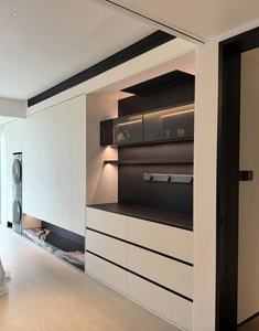 Mueble <span class=keywords><strong>de</strong></span> Almacenamiento Multifuncional Integrado, Incluye Armarios Cerrados, Estantes Abiertos y Espacio para Lavandería - Product Image 1