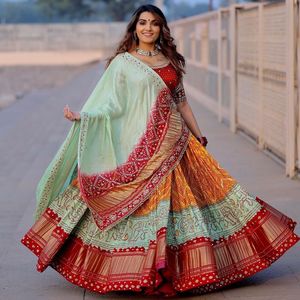 Hermosa Gota Trabajo Choli con Lehenga y Lehenga Bordado Set Fabricante Indio a Precio Razonable a Precio Mayorista - Product Image 3